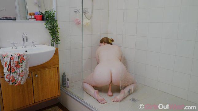 A crumpet in the shower pulls a cap with a rubber dildo