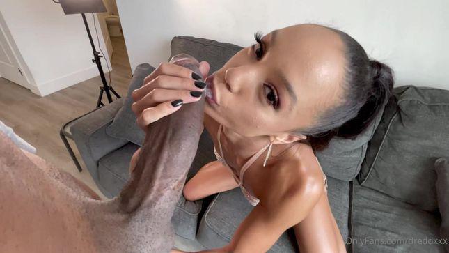 A pretty black woman gets an orgasm from anal